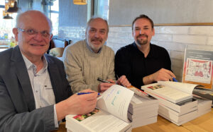 Die drei Autoren signieren die ersten Exemplare in Steinfurt (NRW).